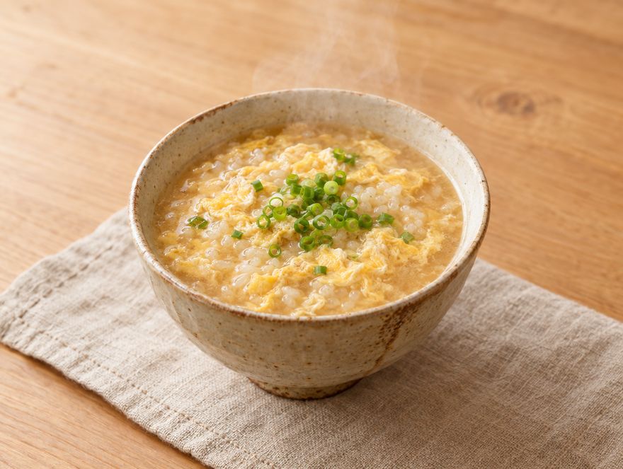 味噌玉とごはんで作る、溶き卵と青ねぎをのせた味噌雑炊のイメージ