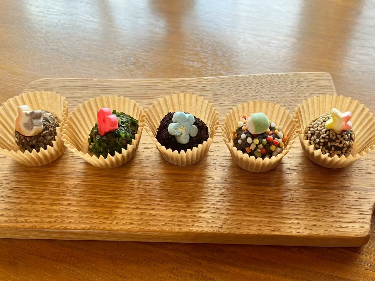 カップに入った5種類のスゴイ味噌玉。ねこ・ハート・花などのトッピングがのっています